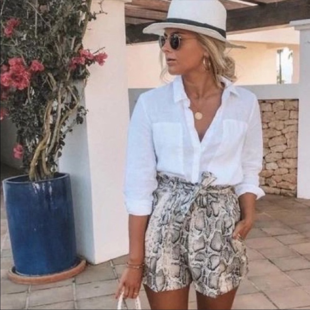 💃🏻Bella Snake Skin Shorts - Picture 1 of 4